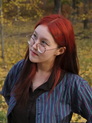 Porträttfot på serieskaparen Iris Hautaniemi. 