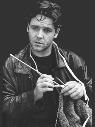 Svartvitt porträtt av en man som stickar