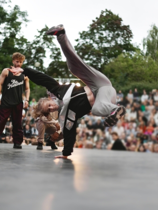 En dansare i en koreografi med publik runt sig