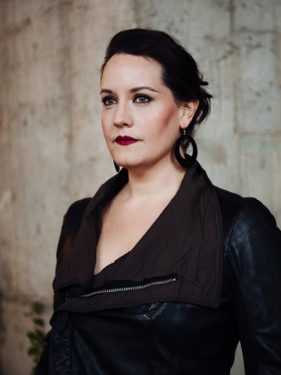 Porträtt av operasångerskan Elza van den Heever.