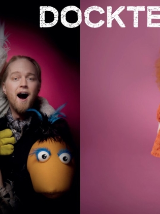 Dockskådespelare och dockor tillsammans. 