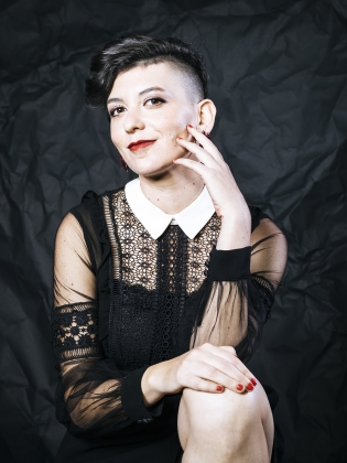 Porträttfoto på dockskådespelaren Yael Rasooly. 