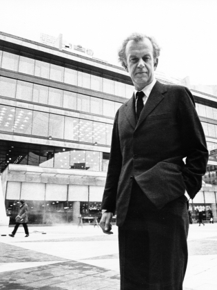 Arkitekten Peter Celsing framför Kulturhuset i Stockholm. 