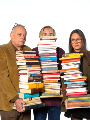 Gerhard Hoberstorfer, Andreas T Olsson och Emma Österlöf med travar av böcker i händerna