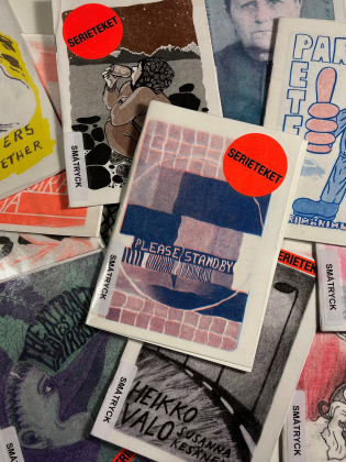 Flera fanzines utspridda på ett bord, med olika färgstarka illustrationer, texter och röda "Serieteket"-märken.