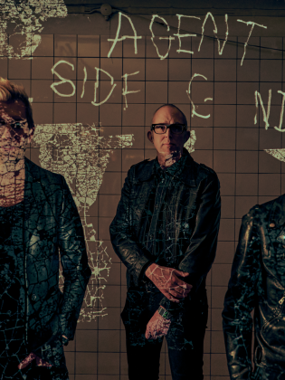 Tre män står bredvid varandra