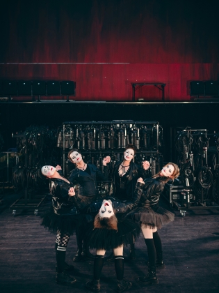 Medlemmarna i Dakh Daughters står i en ring och lutar sig utåt. De är vitsminkade och bär svarta kläder