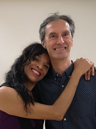 Två personer som ler in i kameran