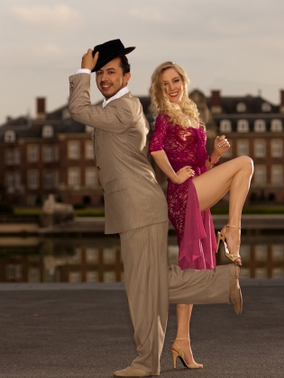 Ett par poserar framför en stadsbild