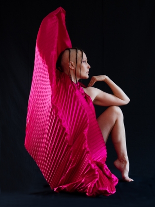 Virpi Pahkinen med ett magentafärgat tyg