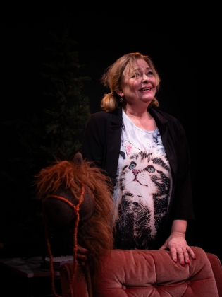 Ia Langhammer i en t-shirt med en katt på och en käpphäst