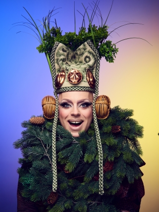 Robert Fux i en folkdräktsinspirerad kreation av granris, näver och dukar