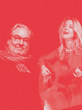 Två personer fotade i rött