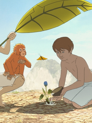 En äldre man, en pojke och en orangutang sitter på marken och planterar en blomma. En hund ligger bredvid och en gul fjäril flyger i luften.