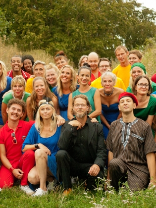 Klubbkören i färgglada kläder utomhus