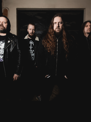 Fyra män står på rad