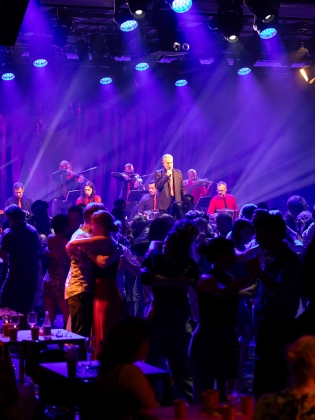 Publik som dansar framför ett spelande band