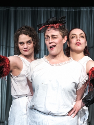 Tre kvinnor i vita kläder med svarta och röda detaljer