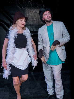 En kvinna med fjäderboa och en man med svart hög hatt