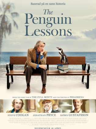 En affisch med en man i kavaj och skjorta som sitter på en parkbänk på en strand. Han lutar sitt huvud mot sin hand och tittar på en pingvin som står på en stapel böcker bredvid honom. I bakgrunden syns havet och en palm. Filmtiteln The Penguin Lessons är placerad ovanför dem, tillsammans med text som anger att filmen är baserad på en sann historia. Nedanför finns bilder på skådespelarna Steve Coogan, Jonathan Pryce och Björn Gustafsson, samt information om biopremiären den 18 april.