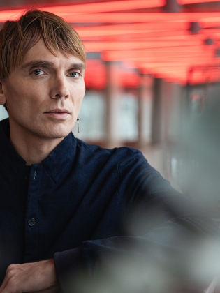 En man fotad på en uteservering