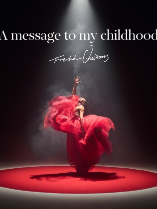 Bild på manlig dansare i röd klänning