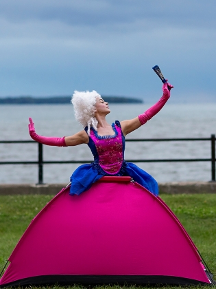 En drottning uppenbarar sig ur ett tält