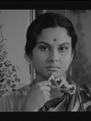 En kvinna håller i ett par teaterkikare.