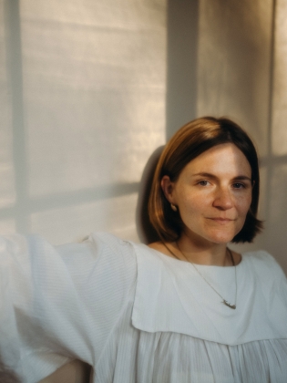 Fotot visar en kvinna i vit särk