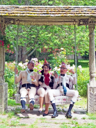 Skådespelare ur "Nudes" i en park