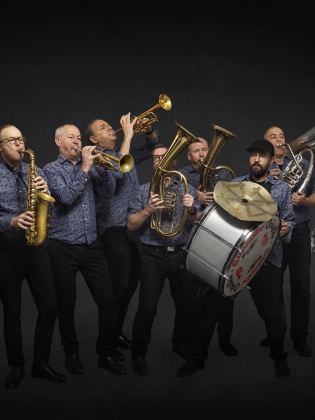 Medlemmarna i Süperstar Orkestar som spelar sina olika instrument