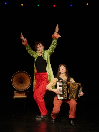 Musiker och skådespelare i föreställningen