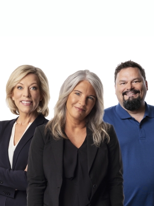 Programledaren Sara Stenholm och korrespondenterna Ginna Lindberg och Roger Wilson