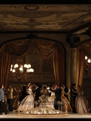 En stor operascen dekorerad som en balsal.