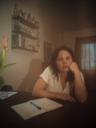 Foto på en kvinna vid ett bord