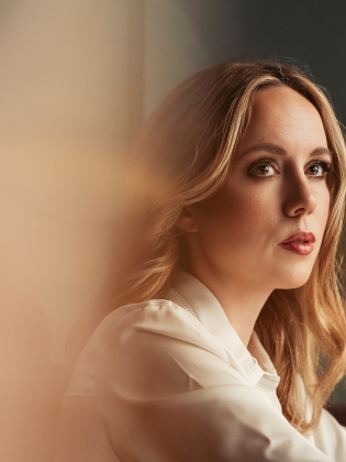 Bild på en blond kvinna