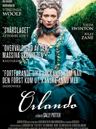 En kvinna i 1700-talskläder springer i en labyrint.