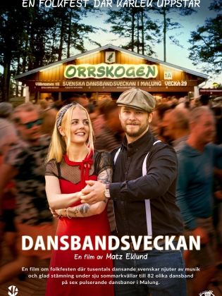 Ett par dansar på en dansbana fylld med folk.